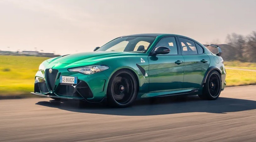 آلفا رومئو جولیا EV