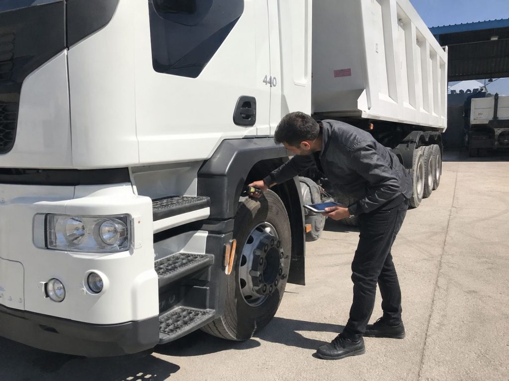 بررسی شرایط لاستیکهای کامیون